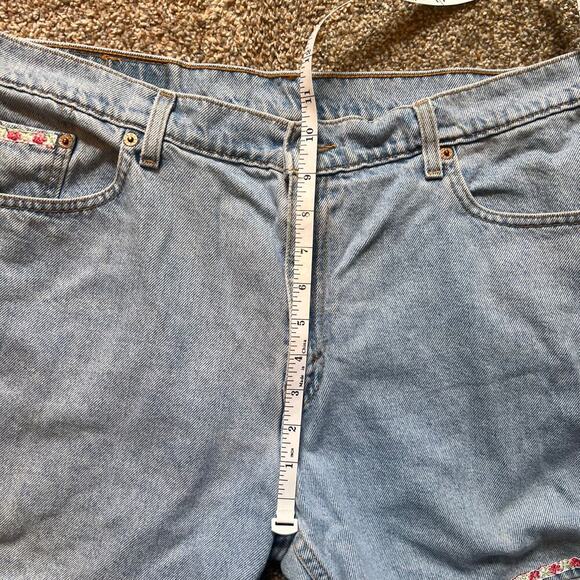 Levi Vintage (3/99) Women's Shorts with Flower Hem.  Size 14 - Picture 4 of 7